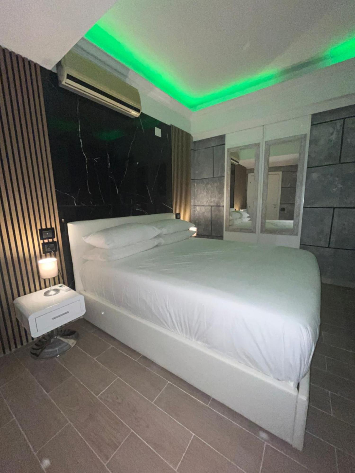 The Spa Suite Рим Екстериор снимка